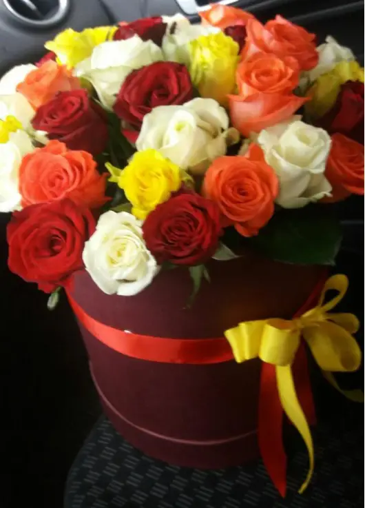 35 roses in a hatbox