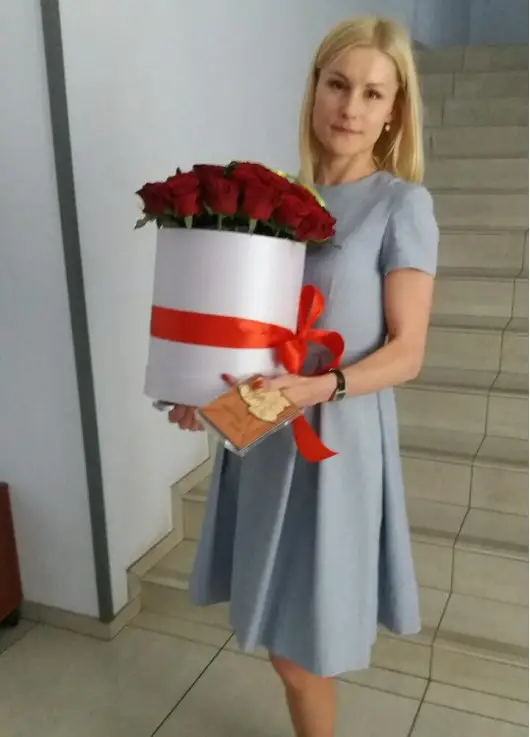 51 roses in a hatbox