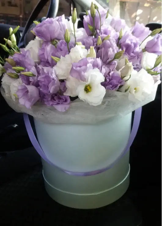 Flower mix in a hat box Flower mix in a hat box