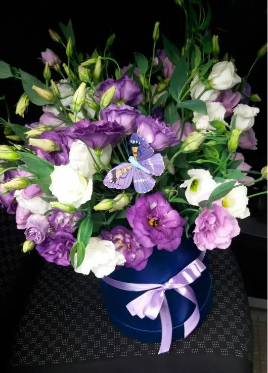 Flower mix in a hat box Flower mix in a hat box