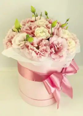 Pink eustoma in a hat box