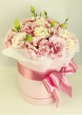 Pink eustoma in a hat box