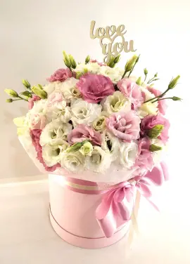 Pink eustoma in a hat box