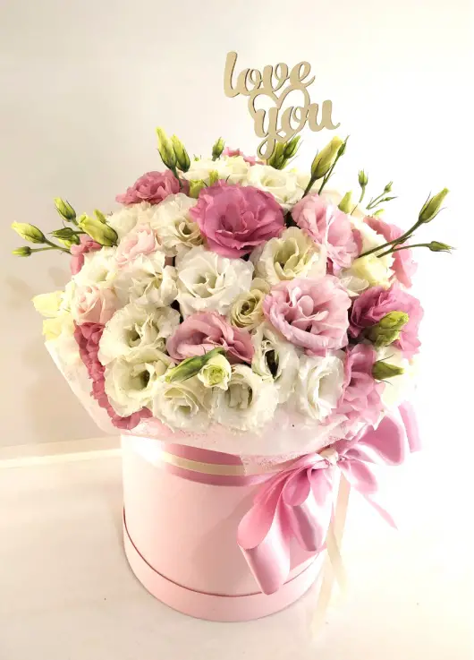 Pink eustoma in a hat box