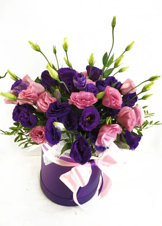 Flower mix in a hat box Flower mix in a hat box