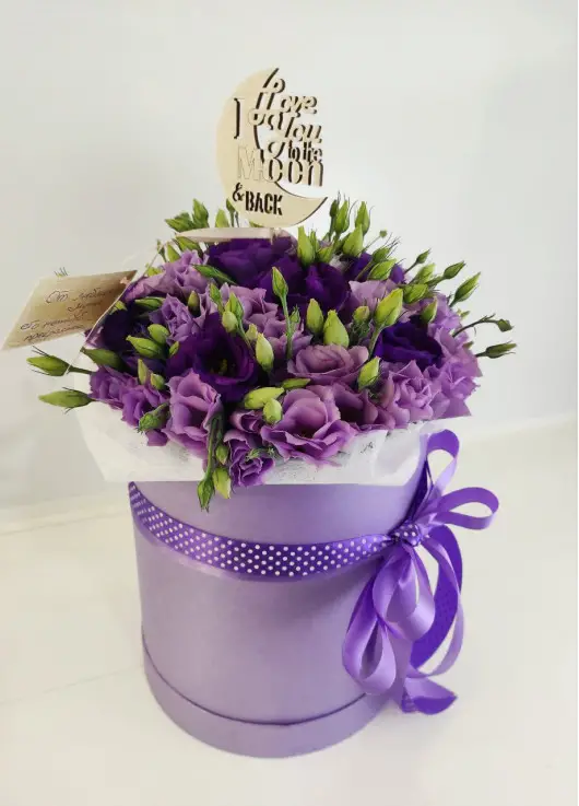Flower mix in a hat box Flower mix in a hat box