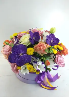 Flower mix in a hat box