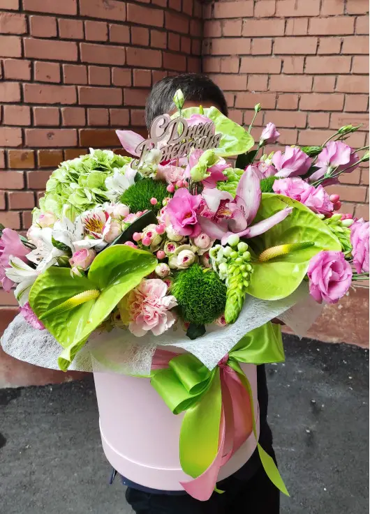 Bright Flower mix in a hat box Bright Flower mix in a hat box