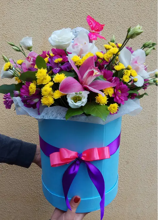 Flower mix in a hat box