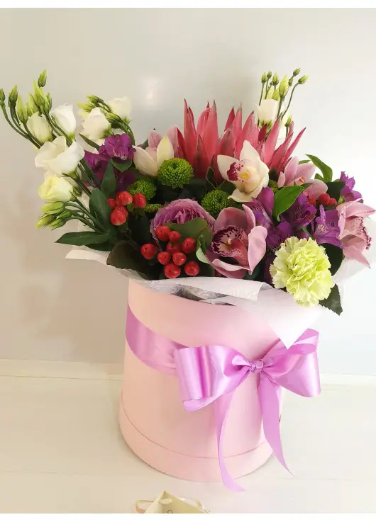 Bright Flower mix in a hat box Bright Flower mix in a hat box
