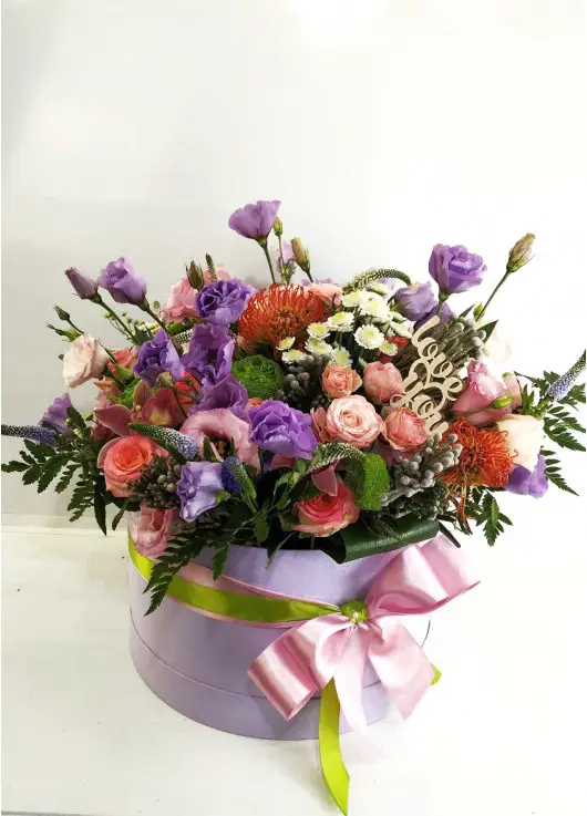 Bright Flower mix in a hat box Bright Flower mix in a hat box