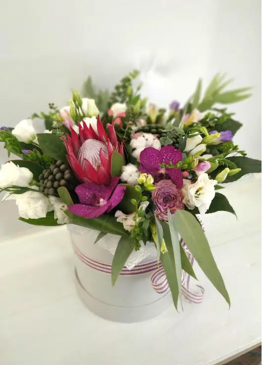 Bright Flower mix in a hat box Bright Flower mix in a hat box