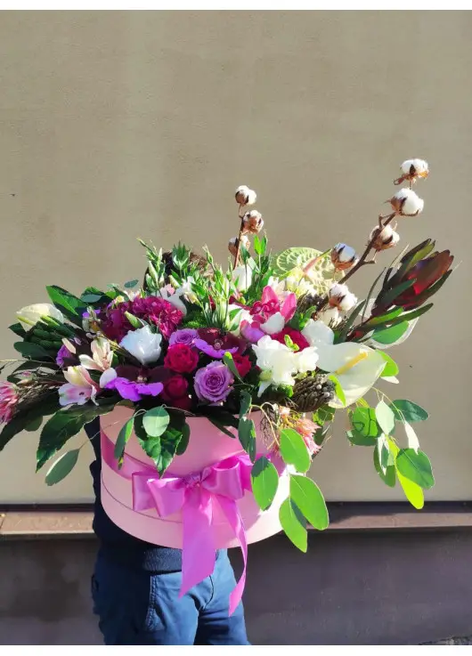 Bright Flower mix in a hat box Bright Flower mix in a hat box