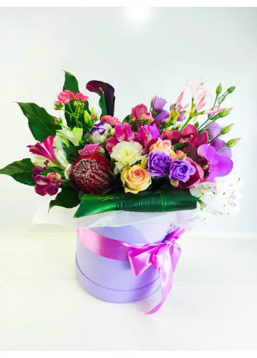 Bright Flower mix in a hat box Bright Flower mix in a hat box