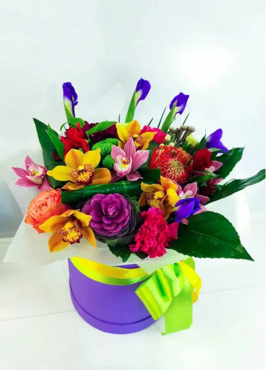Bright Flower mix in a hat box Bright Flower mix in a hat box