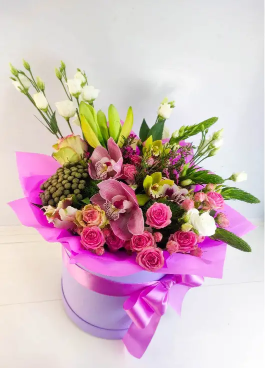 Bright Flower mix in a hat box Bright Flower mix in a hat box
