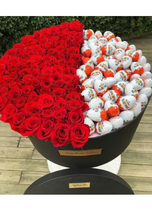 Hit of the year ! Flowers in a box with Kinder Surprise