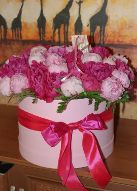 Hat box of peonies Dnipro