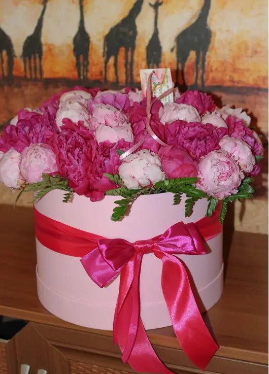 Hat box of peonies Dnipro