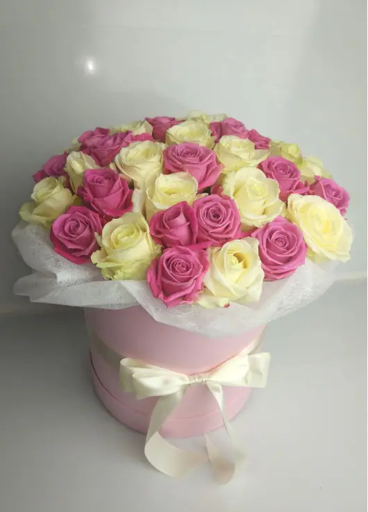 Pink and white roses in a hatbox Dnipro Pink and white roses in a hatbox Dnipro