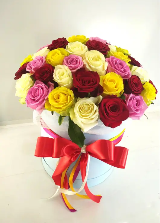 35 roses in a hatbox