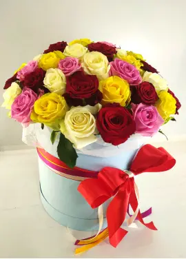 35 roses in a hatbox