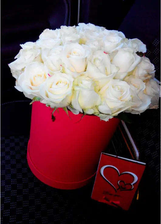 35 white roses in a hatbox