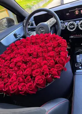 101 roses in a hatbox