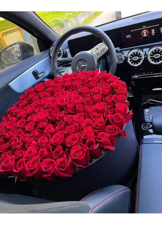101 roses in a hatbox