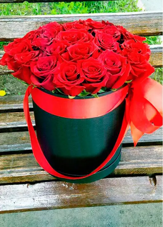 19 roses in a hatbox