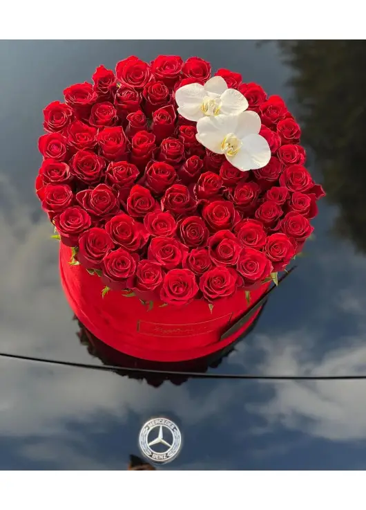 101 roses in a hatbox