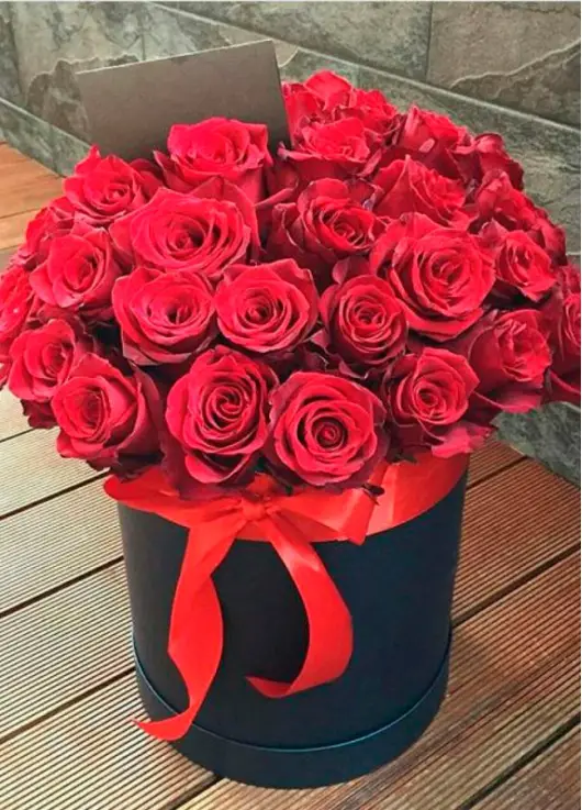 35 roses in a hatbox