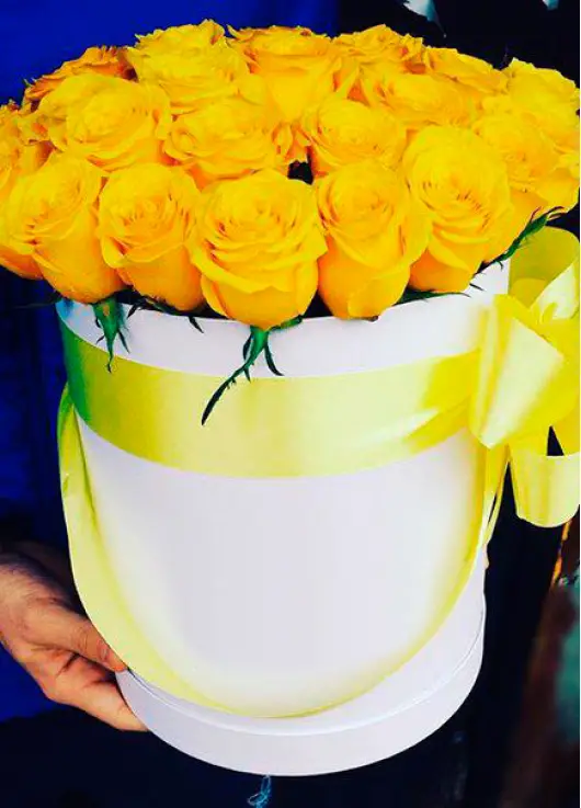 39  yellow roses in a hatbox