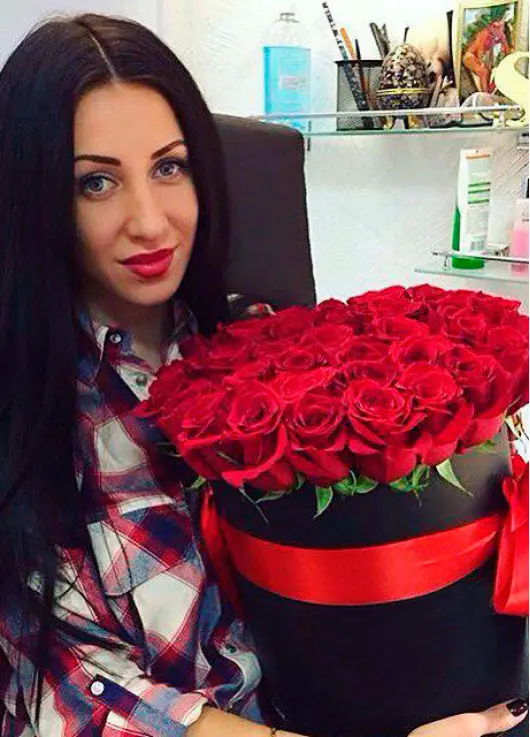 51 roses in a hatbox