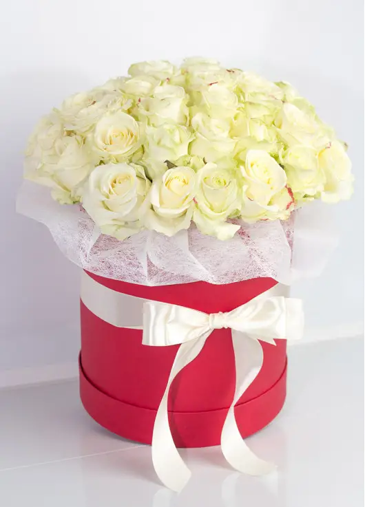35 white roses in a hatbox