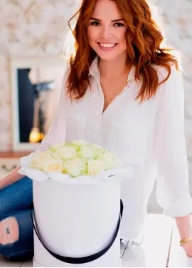 25 white roses in a box