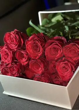 19 roses in a hatbox