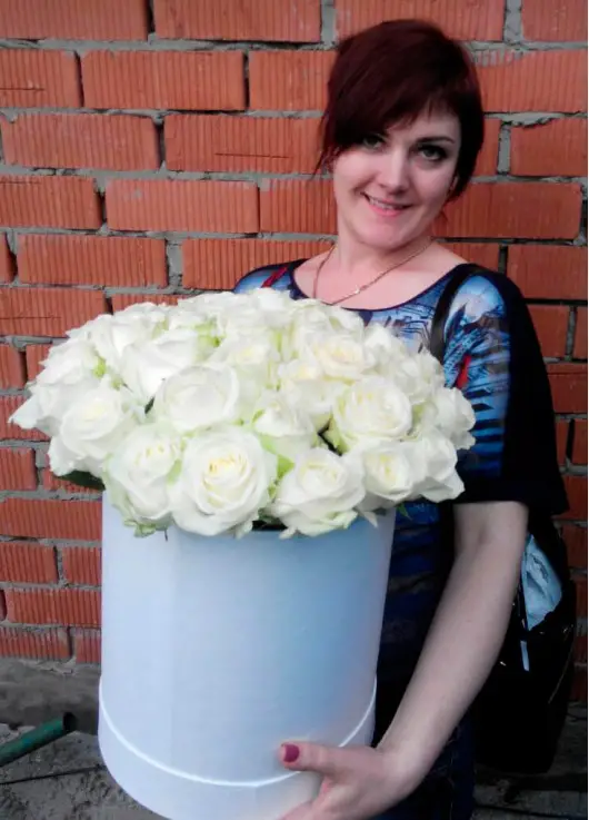 35 white roses in a hatbox