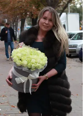 51 roses in a hatbox
