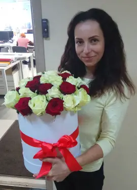 35 roses in a hatbox