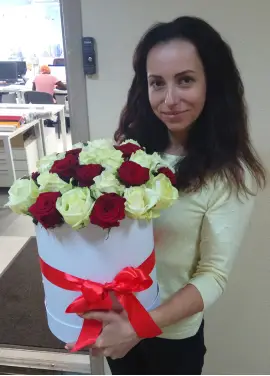 35 roses in a hatbox
