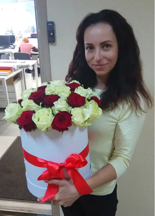 35 roses in a hatbox