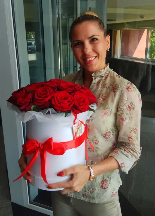 19 roses in a hatbox
