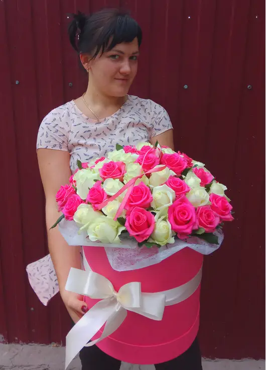 Pink and white roses in a hatbox Dnipro Pink and white roses in a hatbox Dnipro