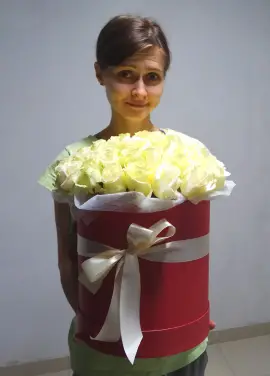 51 roses in a hatbox