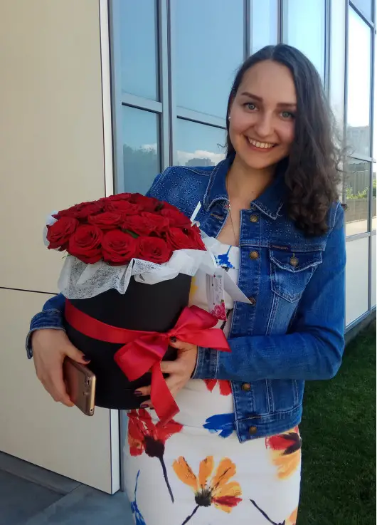 19 roses in a hatbox