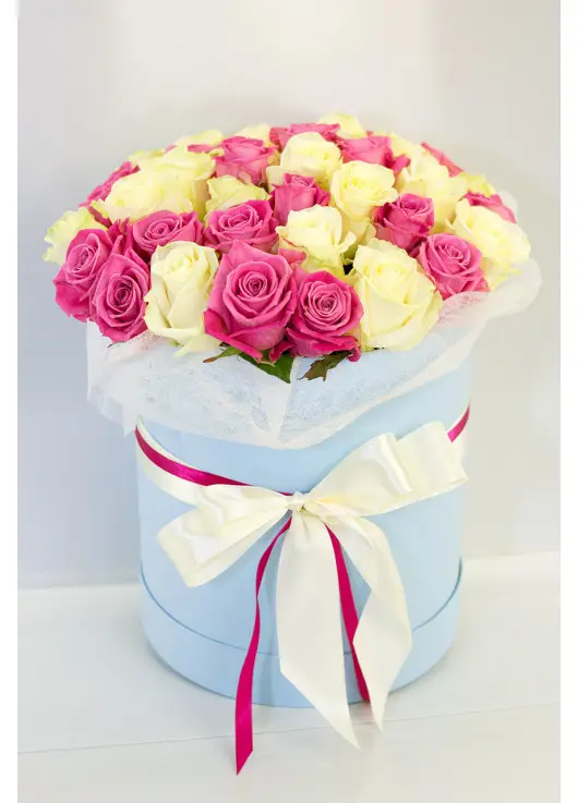 Pink and white roses in a hatbox Dnipro Pink and white roses in a hatbox Dnipro