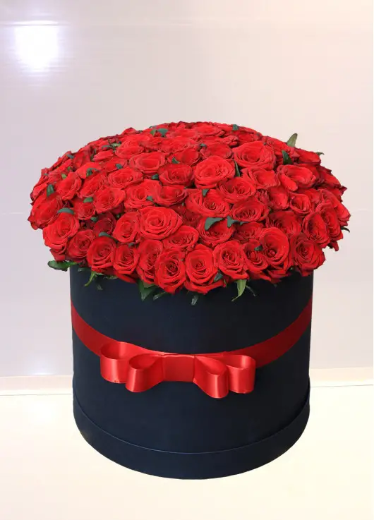 101 roses in a hatbox