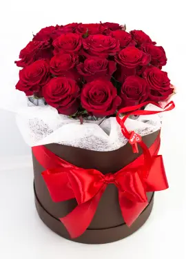 19 roses in a hatbox