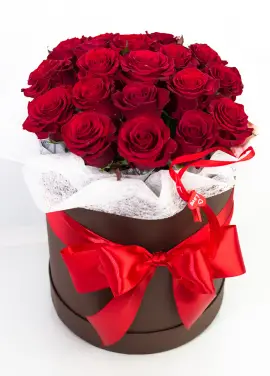19 roses in a hatbox